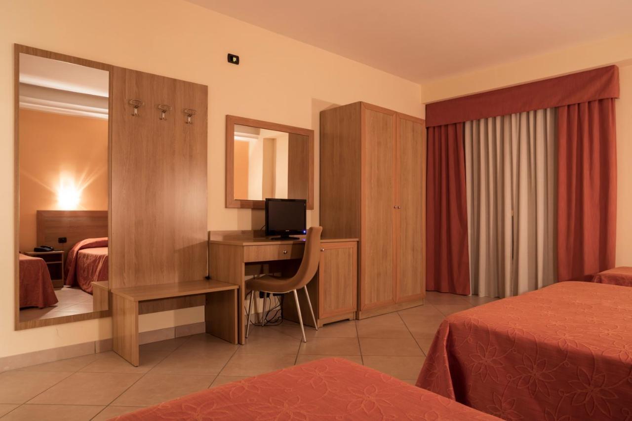 Manhattan Village Hotel Sulmona Exterior photo
