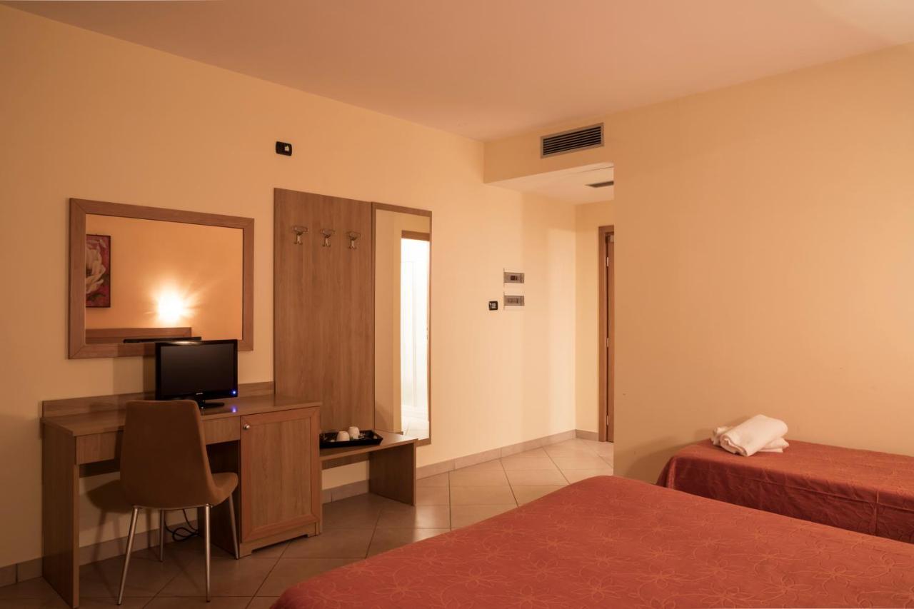 Manhattan Village Hotel Sulmona Exterior photo